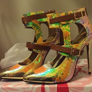 Holographic Pointy toe Ankle Strap pumps